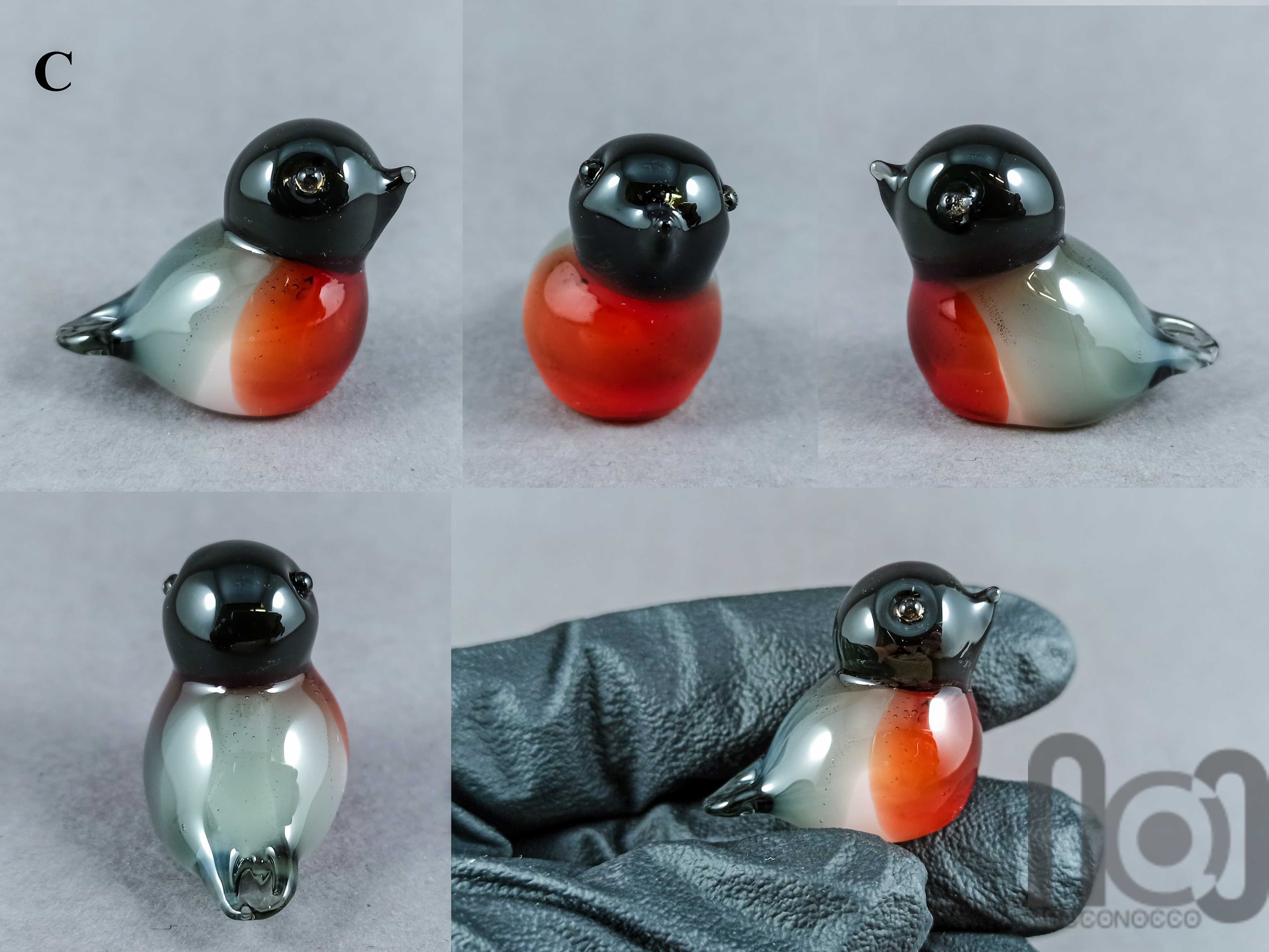 Miniature Robin Figurine — handmade borosilicate glass by NoccoNocco, main view, made in Greece
